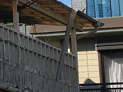 空き家のご実家の雨どいが外れている