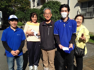 お客様は親御様と３人で片付け作業を行うため、これまで熊本から福岡へ遺品整理をするために７回も整理作業へ来られていたそうです。自分達でできる範囲は３人で協力して 続けていたものの、体力的にも限界を感じ始めて残りの作業はプロにお願いしようと 思ったそうです。そこでスマートホンで業者探しをはじめました。何でも屋、便利屋と 検索をしていたところ、福岡No1「お客様の声」を獲得する福岡の便利屋という言葉に目がとまり【便利屋】暮らしなんでもお助け隊 福岡鳥飼店のホームページにたどり着きました。「とても感じがよくて他の便利屋とは違って片付けを専門でやっており、スタッフのみなさんも最初の ページに登場されていてとても好感がもてました。お客様の声の多さに一番びっくり しました。実際に読ませていただいて依頼することをきめました。」と嬉しいお言葉からお問い合わせのご相談は始まりました。福岡へ到着後お見積にお伺いし後日作業をさせていただくことになりました。「さすが片付け専門でやっている便利屋ですね！私たちと 違って作業の要領もよく早くて丁寧で安心してお任せできました。しかもお掃除まで やっていただいて本当に助かりました。何でもやってくれてありがとうございました。」と作業が完了したお部屋をみてお客様はほっとされていました。最後はスタッフ全員と 一緒に写真撮影までご協力いただきました。